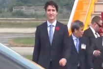 Video: Thủ tướng điển trai nhất thế giới xuống sân bay Nội Bài, vẫy tay chào Việt Nam