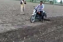 Độc đáo cách nông dân Ấn Độ làm đất để trồng trọt