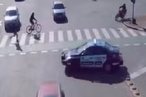 Cảnh giao thông hỗn loạn một cách có trật tự khó tin nhất quả đất