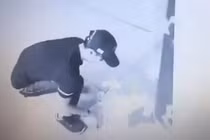 Cây ATM phun tiền xối xả, chàng trai mừng như trúng độc đắc