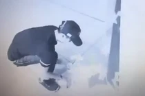 Cây ATM phun tiền xối xả, chàng trai mừng như trúng độc đắc