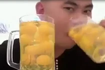 Chàng trai tu ừng ực 50 quả trứng sống gây sốc