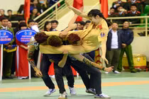 Nghẹt thở xem nữ sinh cảnh sát bay người kẹp cổ 3 nam thanh niên