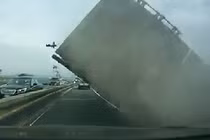 Thoát chết trong gang tấc khi xe tải khổng lồ đổ sập trên cao tốc