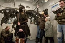 Những “dị nhân” nơi công cộng (3)