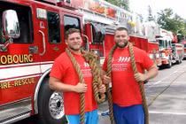 Hai anh em kéo 3 xe tải nặng 86 tấn phá kỷ lục của cha