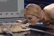 Toát mồ hôi xem gái xinh môi đỏ chót hôn cá sấu