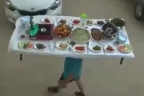 Một mình vận chuyển cả bàn thức ăn đầy kinh ngạc