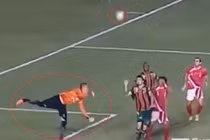 Thủ môn biến mình thành "gã hề" trước hàng ngàn người