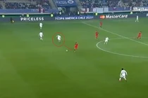 Pha chuyền bóng như bán độ ở tứ kết Copa America 2015
