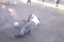 Cười vỡ bụng với chàng trai say rượu đá bóng