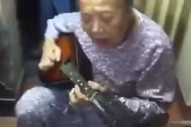 Cụ bà chơi đàn cực hay gây xôn xao cộng đồng mạng