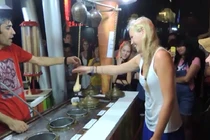 Cười xuyên Việt: Anh chàng bán kem trêu đùa gái xinh