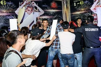 Sơn Tùng giả bị fan Sơn Tùng thật đánh túi bụi