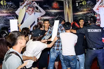 Sơn Tùng giả bị fan Sơn Tùng thật đánh túi bụi