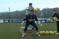 Bài tập phản xạ có một không hai của thủ môn