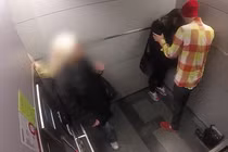 Phản ứng khó tin của mọi người khi thấy cô gái bị người yêu đánh