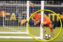 10 pha chấn thương “kinh hoàng” khi va chạm cột dọc khung thành