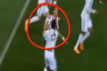 Cầu thủ Real Madrid đánh nguội khiến Mandzukic đổ máu