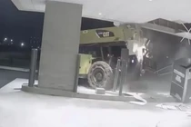 Siêu trộm điều khiển xe nâng hạng nặng, "hốt" cả cây ATM 