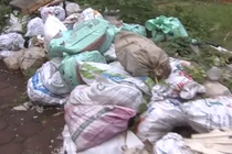 Video: Đô thị kiểu mẫu Hà Nội ngập trong rác thải