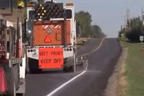 Xem cách sơn vạch kẻ đường ở nước người ta