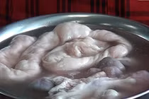 Hãi hùng cảnh hô biến lòng heo thối thành tươi mới