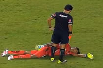 Thủ môn giả vờ lăn ra bất tỉnh để tránh thẻ đỏ