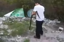 Rùng mình cảnh suýt bắn vào chân khi nạp đạn cho súng