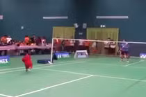 Khó tin cậu bé 2 tuổi đánh cầu lông cực siêu