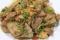 Hướng dẫn cách làm lưỡi lợn xào riềng sả