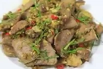 Hướng dẫn cách làm lưỡi lợn xào riềng sả