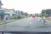Thót tim cảnh bé trai đi xe đạp qua đường ẩu