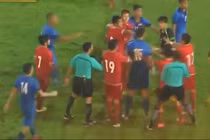 Xấu hổ cảnh cầu thủ Myanmar, Singapore đấu võ trong trận “thủy chiến”