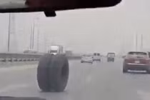 Lốp bất ngờ rơi khỏi ô tô, lăn tự do giữa đường
