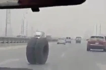 Lốp bất ngờ rơi khỏi ô tô, lăn tự do giữa đường
