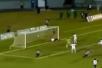 Xem bác sĩ hai lần cứu thua cho đội nhà