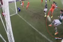 Tình huống bỏ lỡ khó tin từ khoảng cách... nửa mét