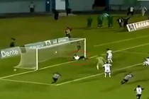 Xem bác sĩ hai lần cứu thua cho đội nhà