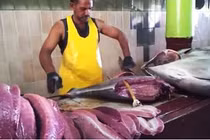 Nể phục trước những cách lọc thịt cá của người bán
