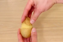 Mẹo bóc vỏ khoai tây siêu nhanh không bẩn tay