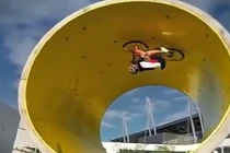 Kỹ năng đi xe đạp tài tình không tin nổi