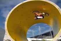 Kỹ năng đi xe đạp tài tình không tin nổi