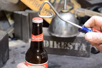 Tự chế dụng cụ mở nắp chai vô cùng đơn giản