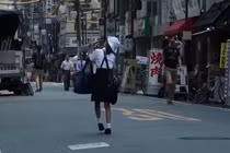 Vì sao người Nhật cho con tự đến trường từ khi còn bé?