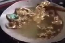 Sự thật người đàn ông xào vàng ăn sáng vì không có gì ăn