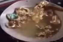 Sự thật người đàn ông xào vàng ăn sáng vì không có gì ăn