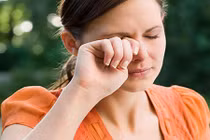 Mí mắt co giật do ai nhắc hay có “biến” gì?