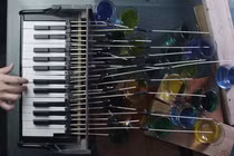 Chơi nhạc bằng ly nước hay đến ngỡ ngàng