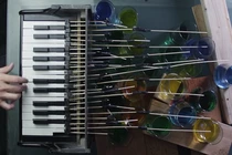 Chơi nhạc bằng ly nước hay đến ngỡ ngàng